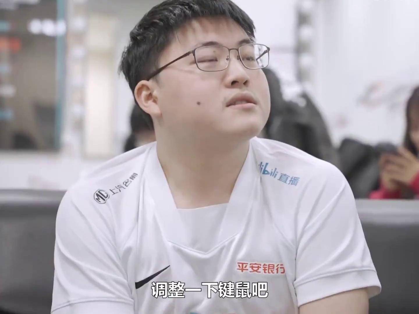 关于Uzi在老鹰比赛中领先优势明显，最后时刻胜出引发热议！的信息